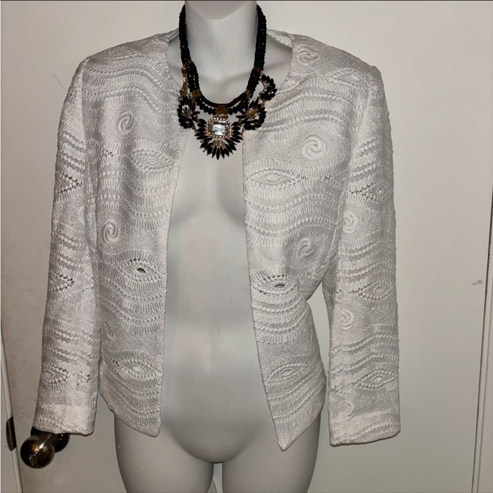 Tahari White Blazer with Textured Fabric and Collarless Design